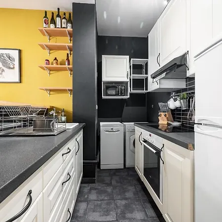 Spacious And Elegant With Sunny Terrace Apartment