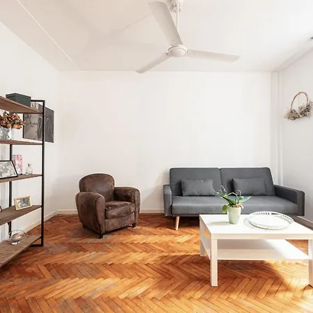 Spacious And Elegant With Sunny Terrace アパート