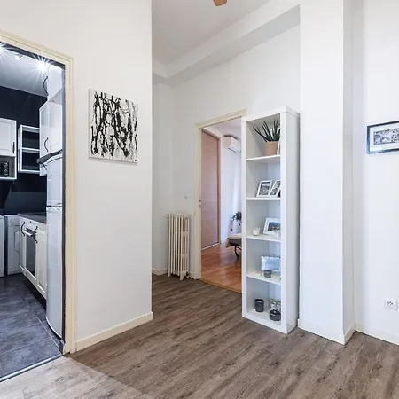 Spacious And Elegant With Sunny Terrace Apartment