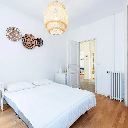 Spacious And Elegant With Sunny Terrace